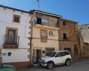 Vista exterior de Casa adosada en venda en Perales del Puerto amb Jardí privat