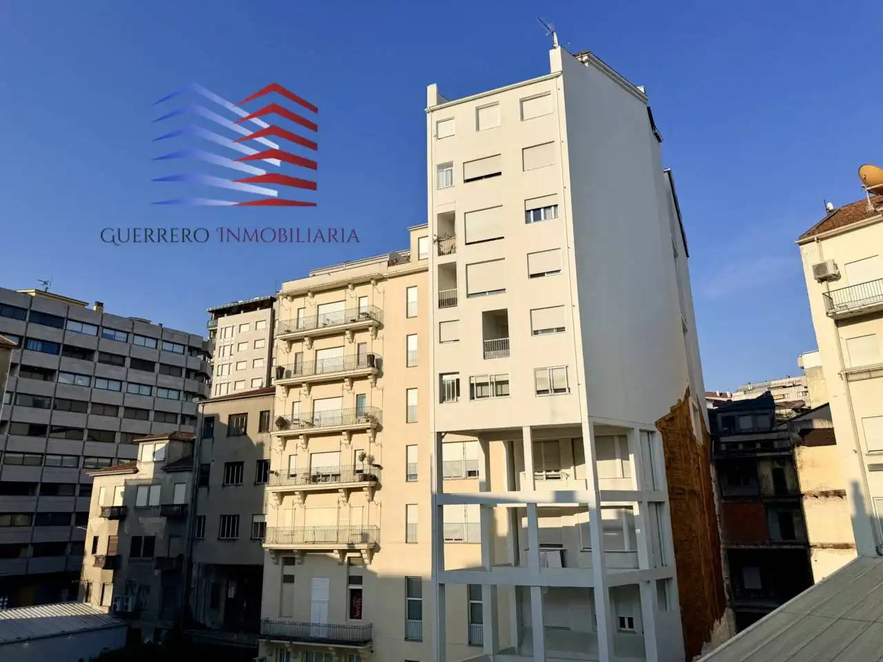 Außenansicht von Wohnungen zur Miete in Ourense Capital  mit Heizung, Parkett und Abstellraum