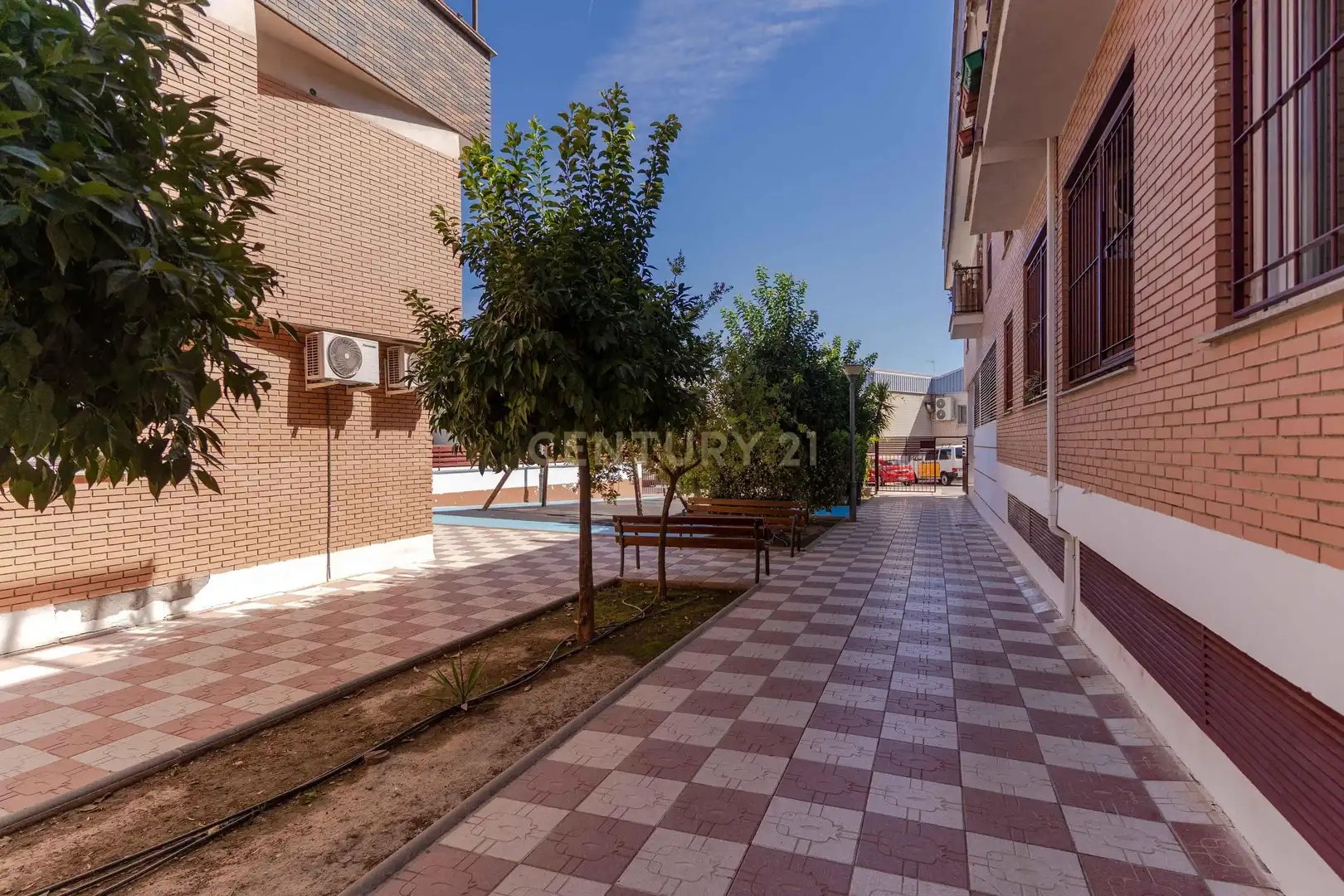 Vista exterior de Apartament en venda en Churriana de la Vega amb Jardí privat i Piscina comunitària
