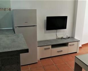 Cuina de Apartament de lloguer en Los Barrios amb Aire condicionat, Terrassa i Moblat