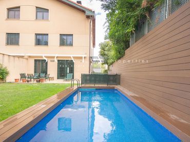 Detached house with pool to rent in SAXIFRAGA