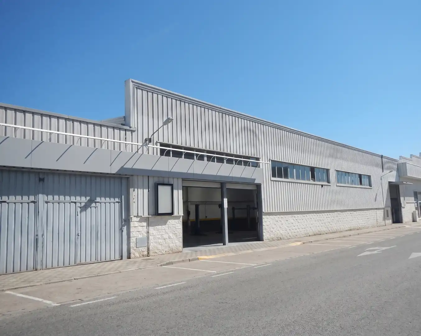 Außenansicht von Fabrikhallen zur Miete in Valencina de la Concepción