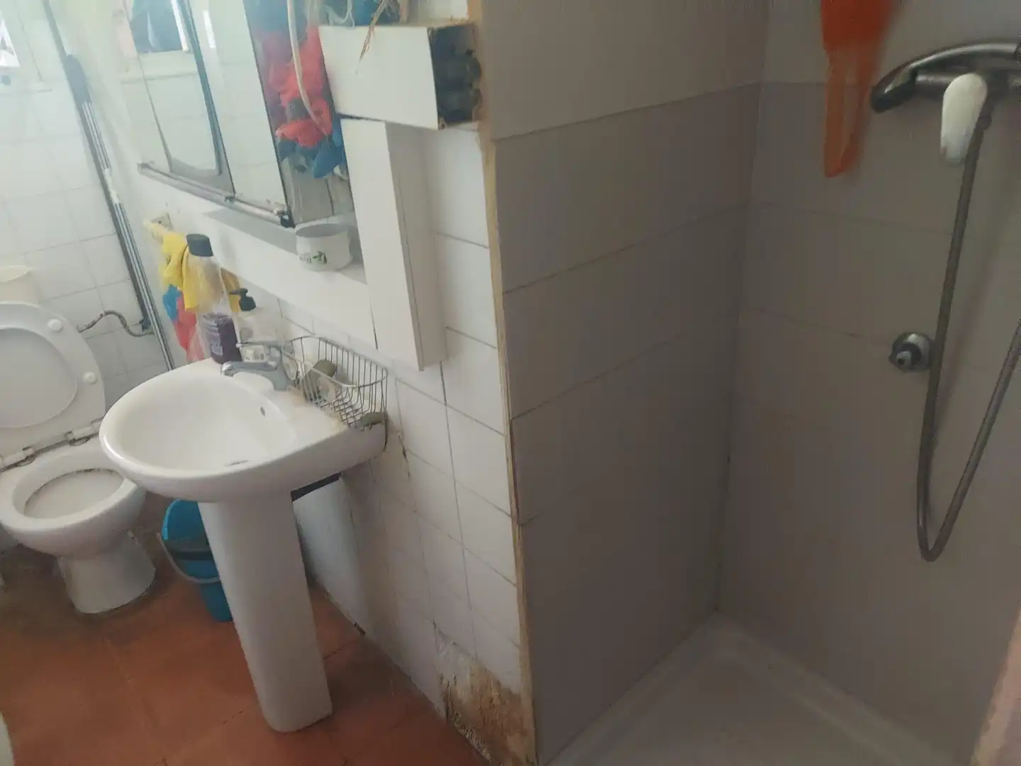 Badezimmer von Wohnung zum Verkauf in Salt mit Balkon
