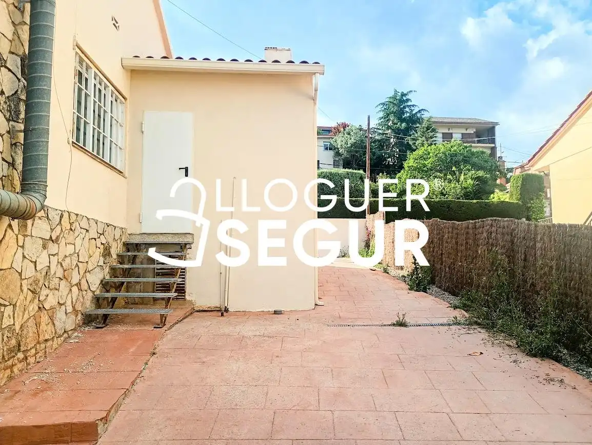 Vista exterior de Casa o xalet de lloguer en Cox amb Calefacció, Terrassa i Traster