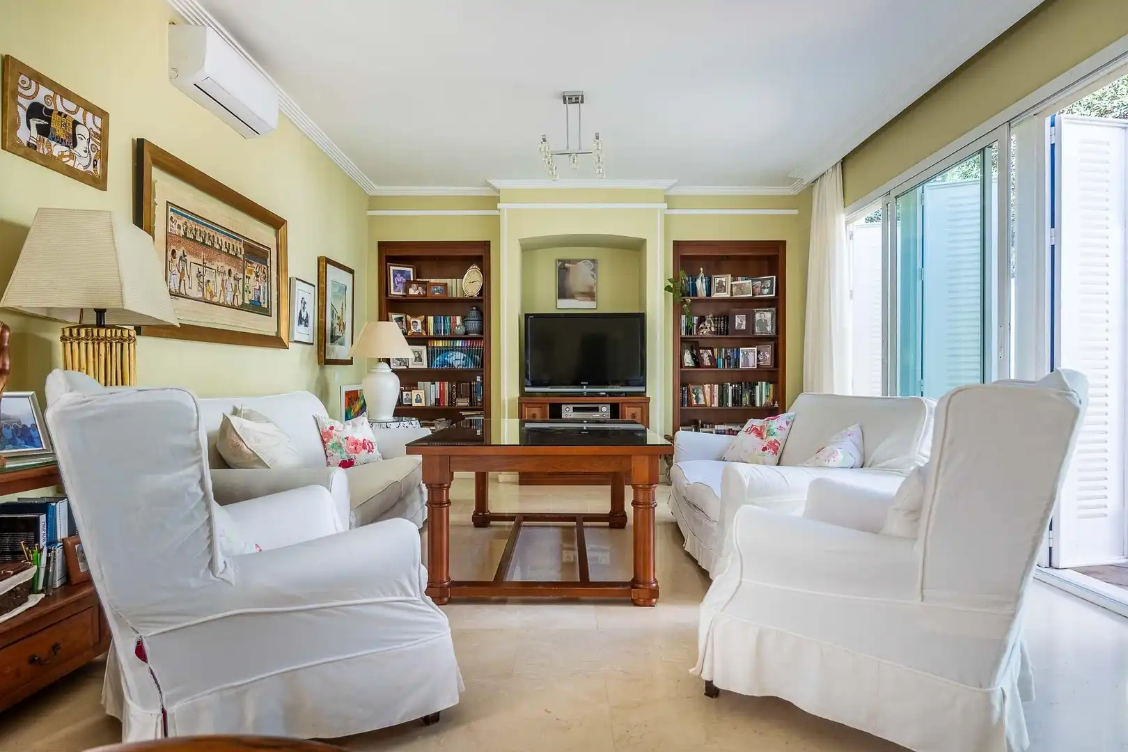Wohnzimmer von Haus oder Chalet zum Verkauf in Tomares mit Klimaanlage, Heizung und Privatgarten