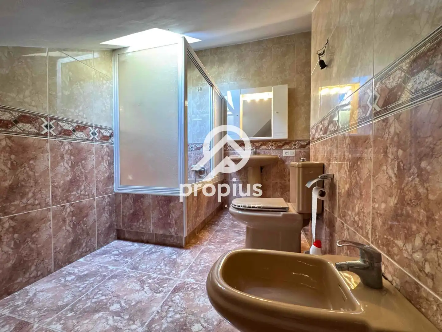 Baño de Casa o chalet en venta en Avilés con Calefacción, Jardín privado y Parquet