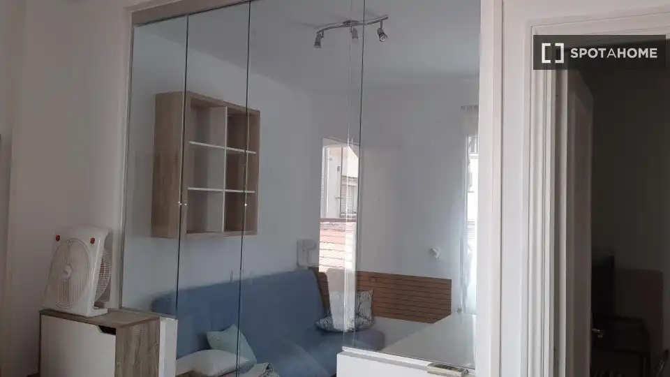 Flat for rent in Madrid  with Air Conditioner, Heating and Furnished