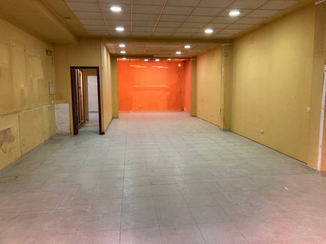 Local comercial en Alquiler en Calle Pola de Siero, 7 en Laviada