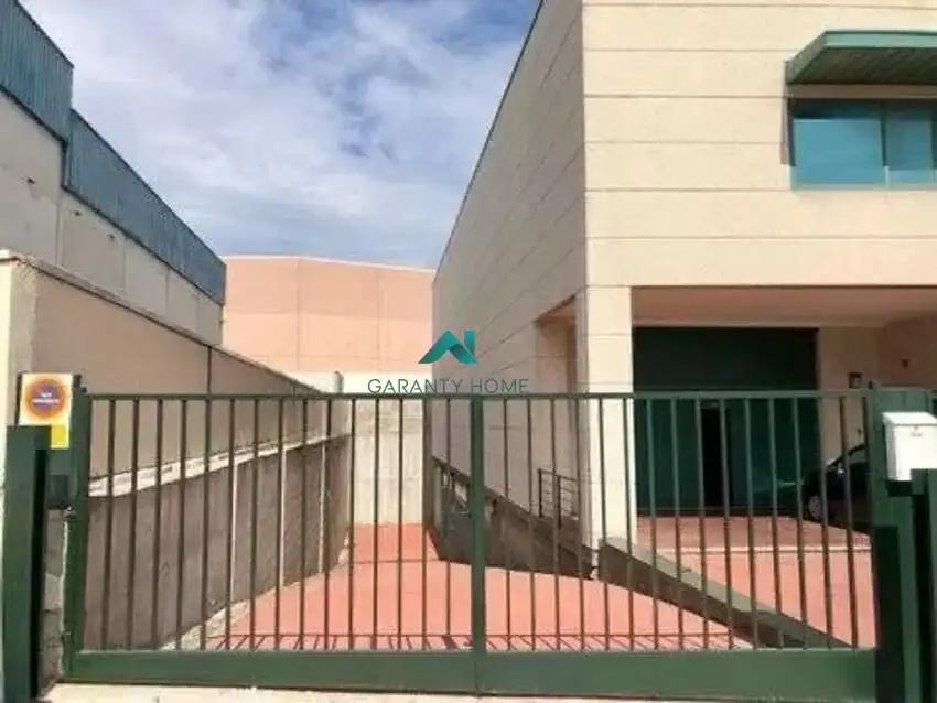 Vista exterior de Local en venda en Alcorcón amb Aire condicionat