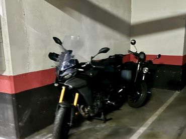 Moto amb ascensor de lloguer a Calle del Comercio