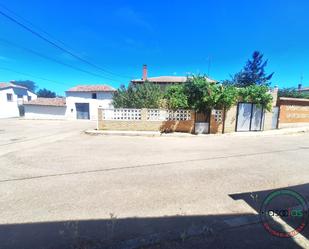 Exterior view of House or chalet for sale in Villazanzo de Valderaduey  with Private garden, Terrace and Furnished