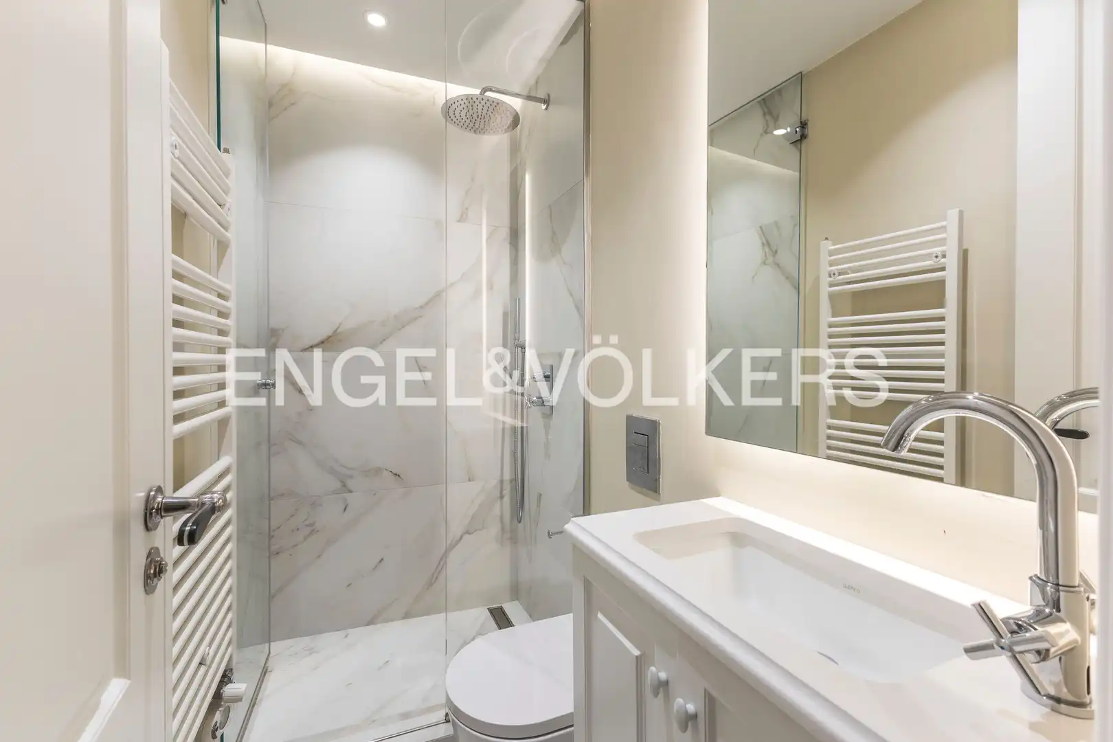 Flat with terrace to rent in Diego de León, imagen 24