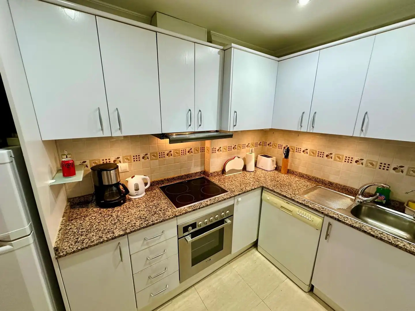Cocina de Apartamento de alquiler en Daya Nueva con Aire acondicionado, Piscina y Amueblado