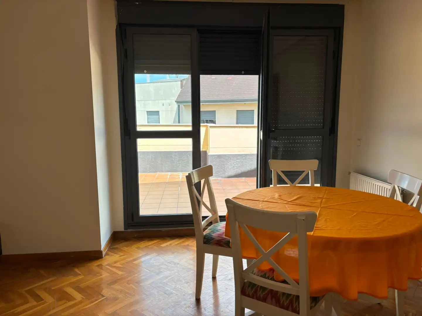 Menjador de Àtic de lloguer en Oviedo  amb Calefacció, Parquet i Terrassa