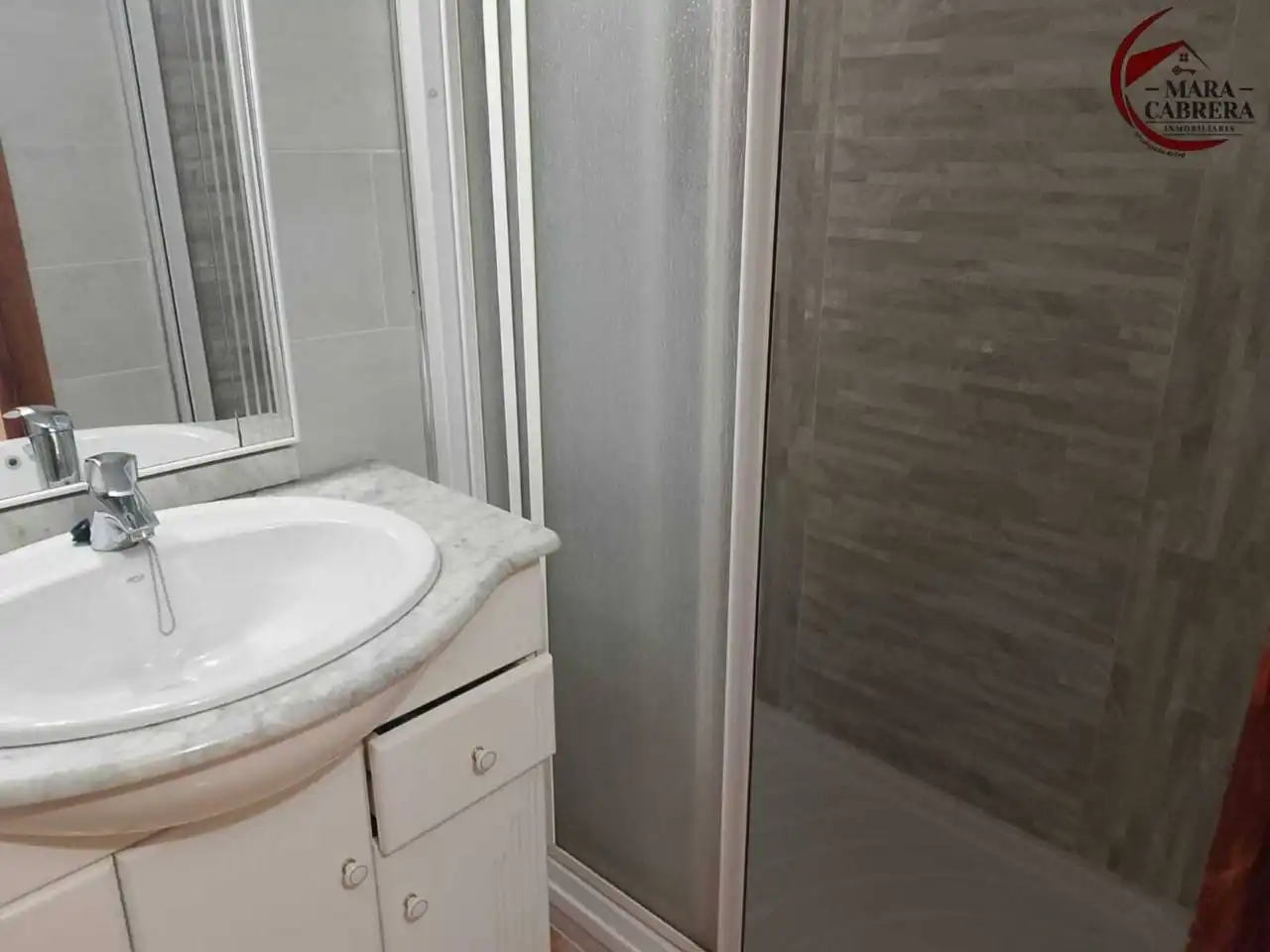 Baño de Piso en venta en Gandia con Aire acondicionado, Terraza y Amueblado