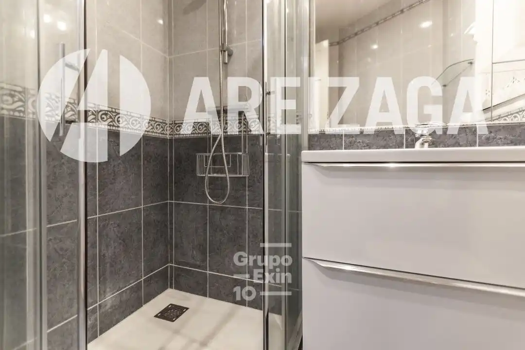 Baño de Piso en venta en Donostia - San Sebastián  con Calefacción y Balcón