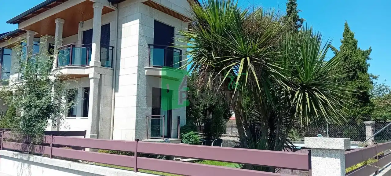 Vista exterior de Casa adosada en venda en San Cibrao das Viñas amb Calefacció, Jardí privat i Parquet