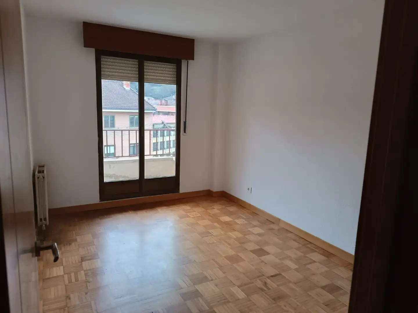 Habitación de Piso en venta en Pradoluengo con Parquet y Terraza