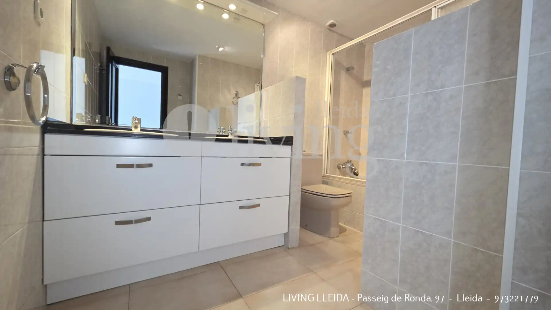 Badezimmer von Einfamilien-Reihenhaus zur Miete in Lleida mit Klimaanlage, Heizung und Privatgarten