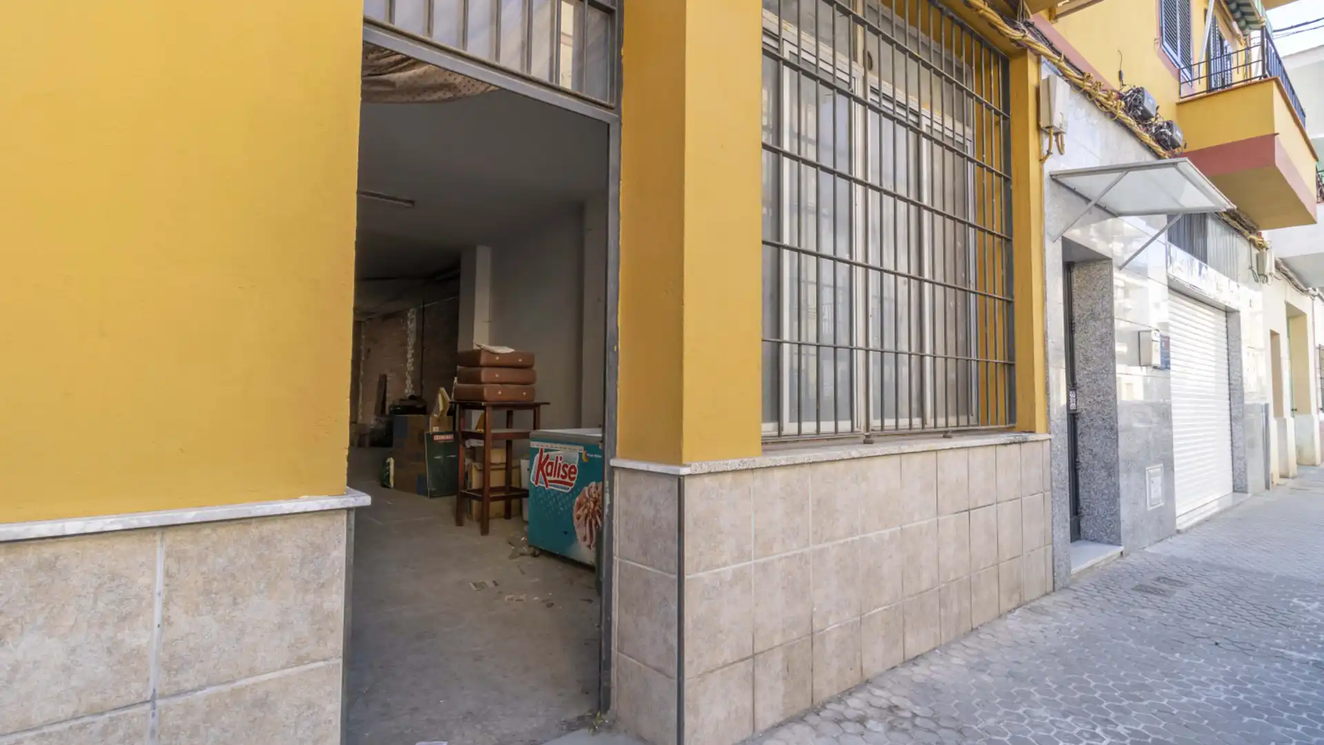 Vista exterior de Local en venta en  Sevilla Capital