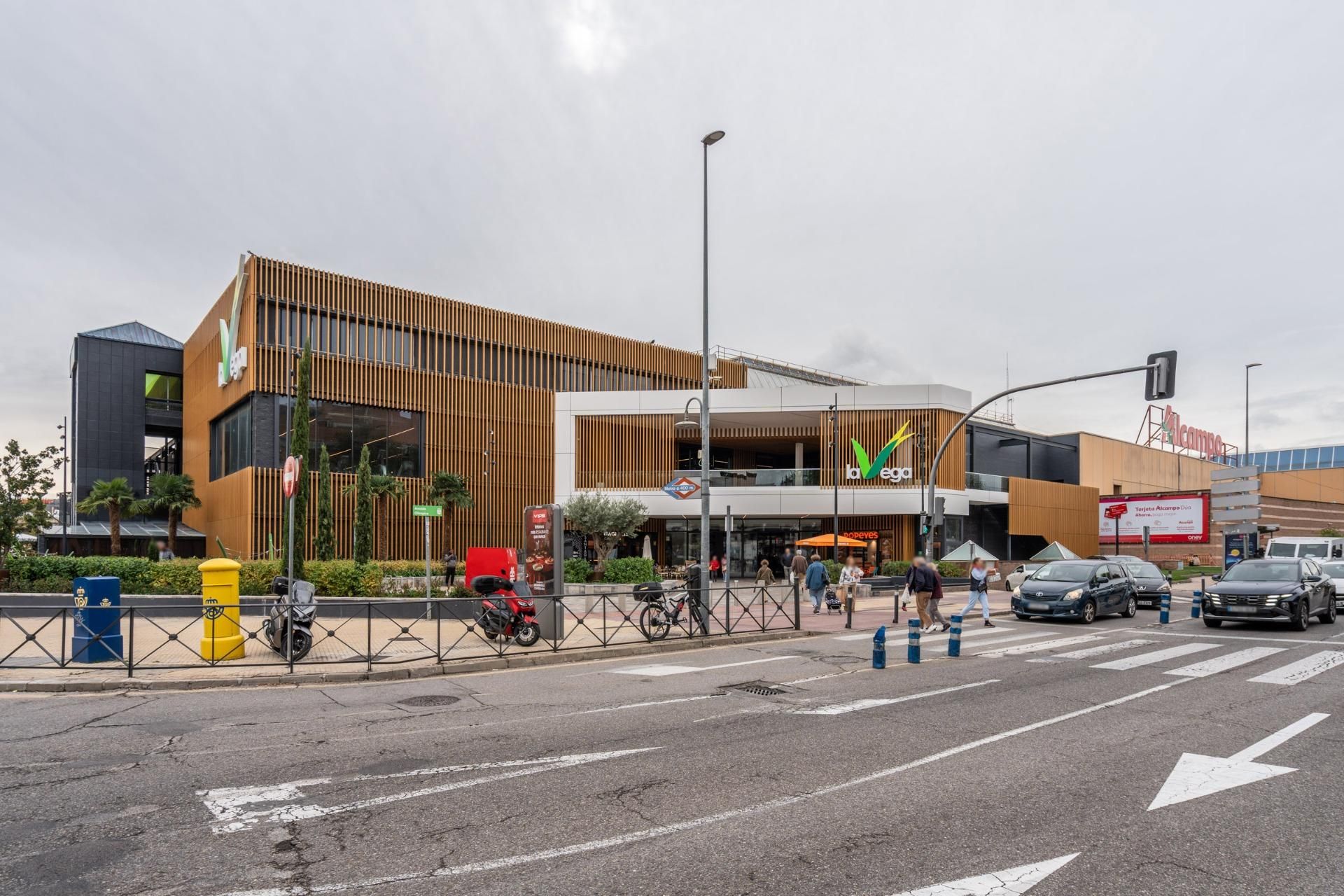 Vista exterior de Àtic en venda en La Moraleja amb Aire condicionat, Calefacció i Jardí privat