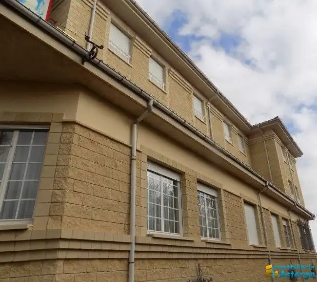 Vista exterior de Edificio en venta en Brazuelo
