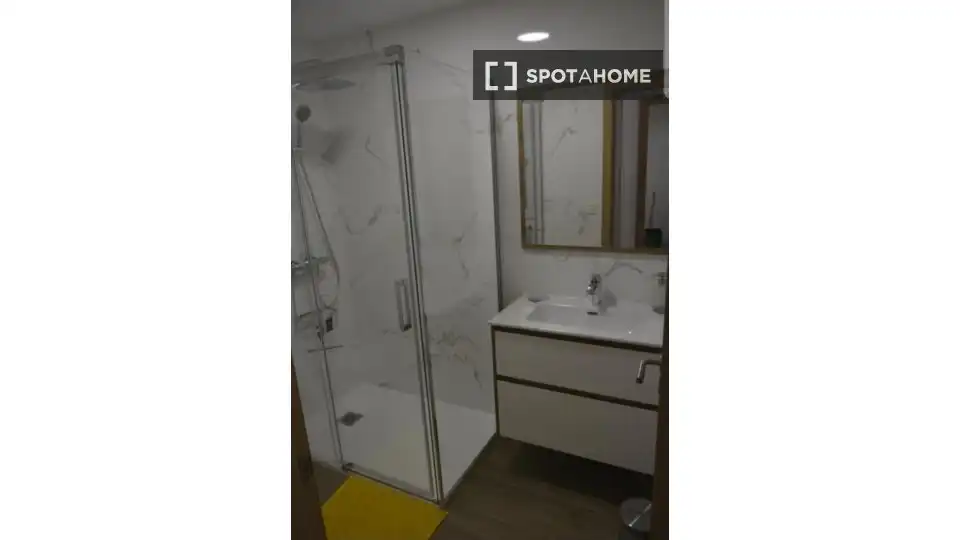 Bathroom of Apartments for share in Santiago de Compostela   with Air Conditioner, Heating and Terrace