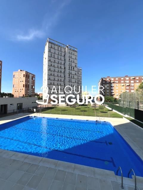 Vista exterior de Piso de alquiler en Parla con Calefacción, Trastero y Piscina