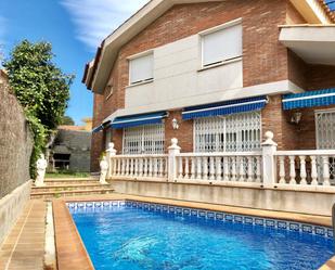 Vista exterior de Casa o xalet en venda en Martorell amb Aire condicionat, Terrassa i Piscina