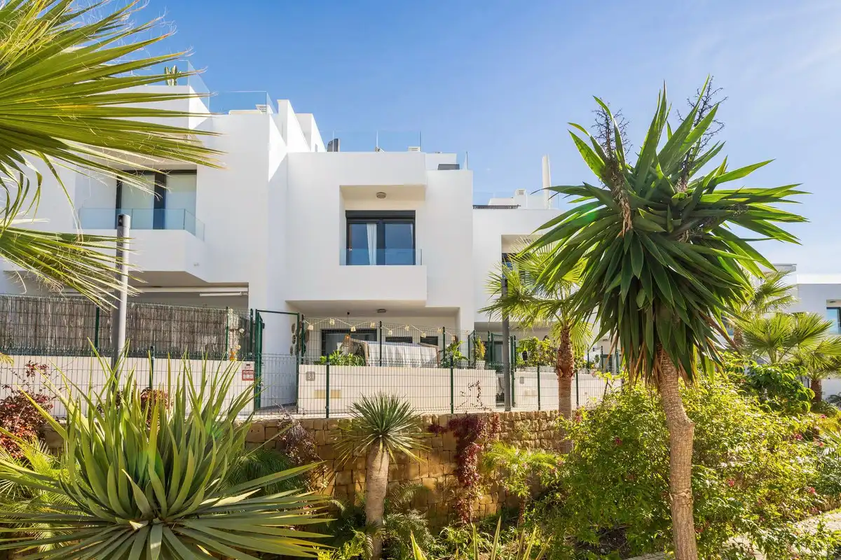 Außenansicht von Einfamilien-Reihenhaus zum Verkauf in Fuengirola mit Klimaanlage, Heizung und Terrasse