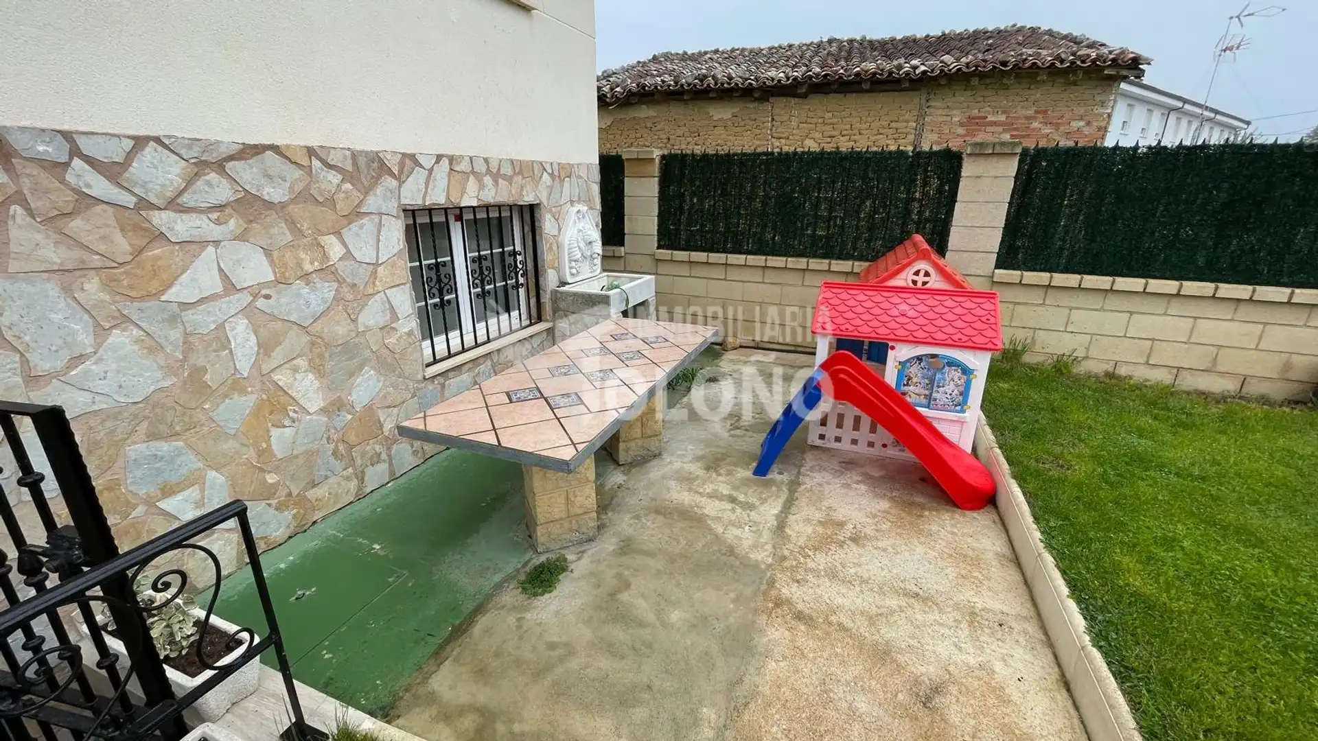 Jardí de Casa o xalet en venda en Anguciana amb Calefacció, Jardí privat i Parquet