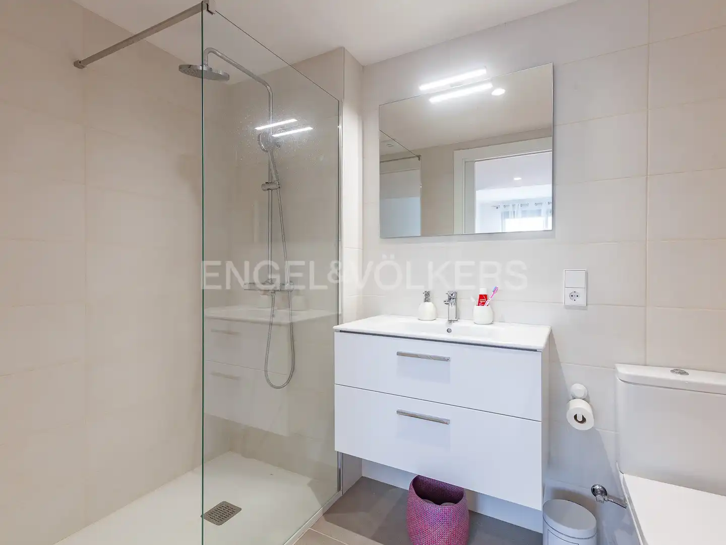 Badezimmer von Wohnungen zur Miete in Sitges mit Klimaanlage, Heizung und Privatgarten