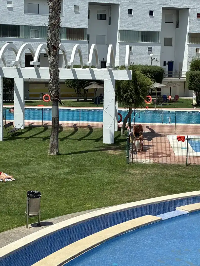 Piscina de Dúplex de alquiler en Rota con Aire acondicionado, Jardín privado y Piscina