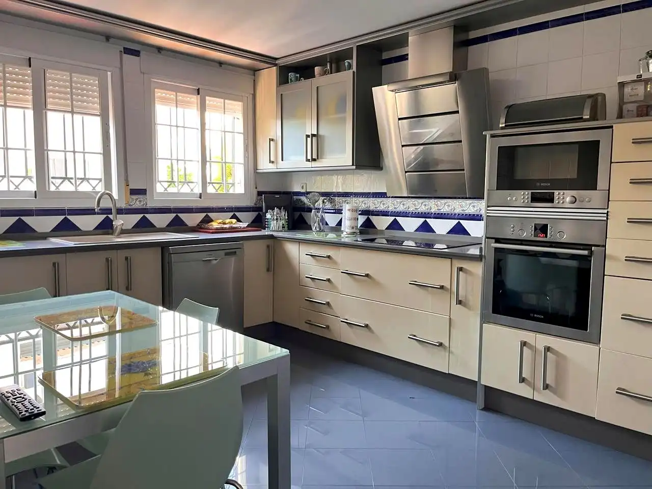 Cuina de Casa o xalet en venda en Peligros amb Aire condicionat, Calefacció i Jardí privat