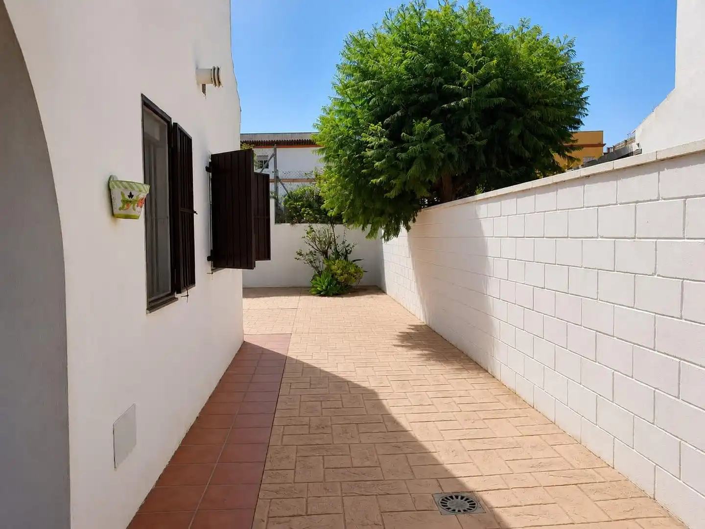 Vista exterior de Casa adosada en venda en Sanlúcar de Barrameda amb Terrassa i Traster