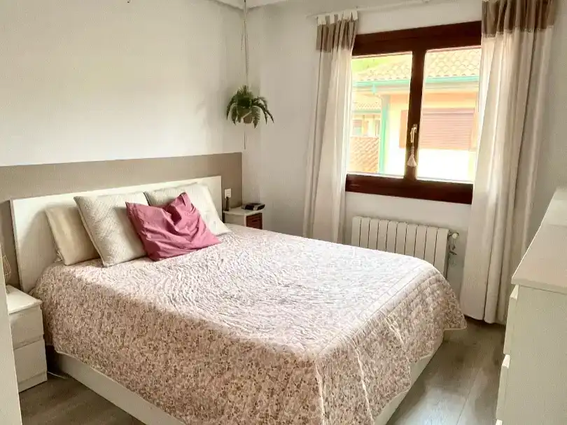 Dormitori de Casa adosada en venda en Castro-Urdiales amb Piscina