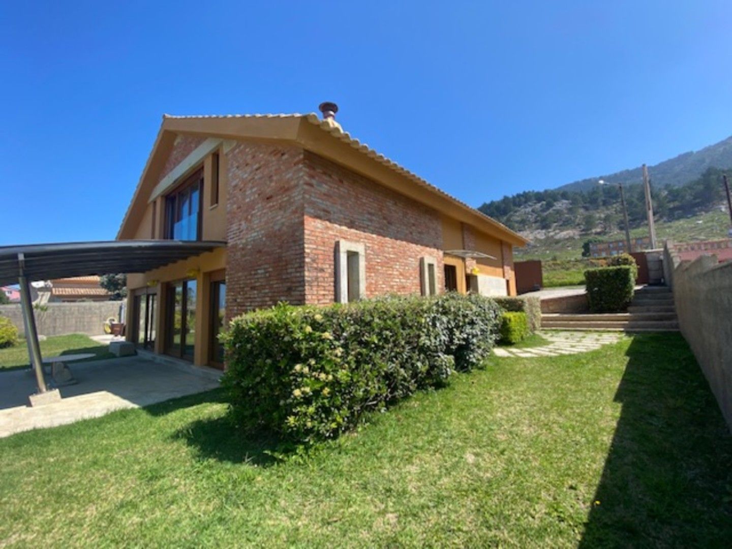 Vista exterior de Casa o xalet de lloguer en Oia amb Jardí privat, Terrassa i Piscina