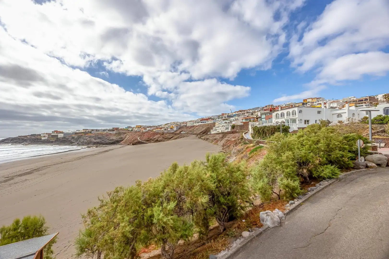Vista exterior de Casa o xalet en venda en Telde amb Aire condicionat, Jardí privat i Terrassa