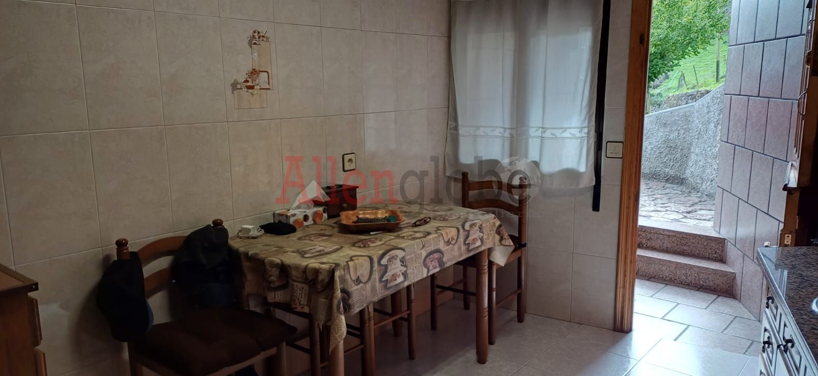 Cuina de Casa o xalet en venda en Santo Adriano amb Calefacció, Jardí privat i Traster