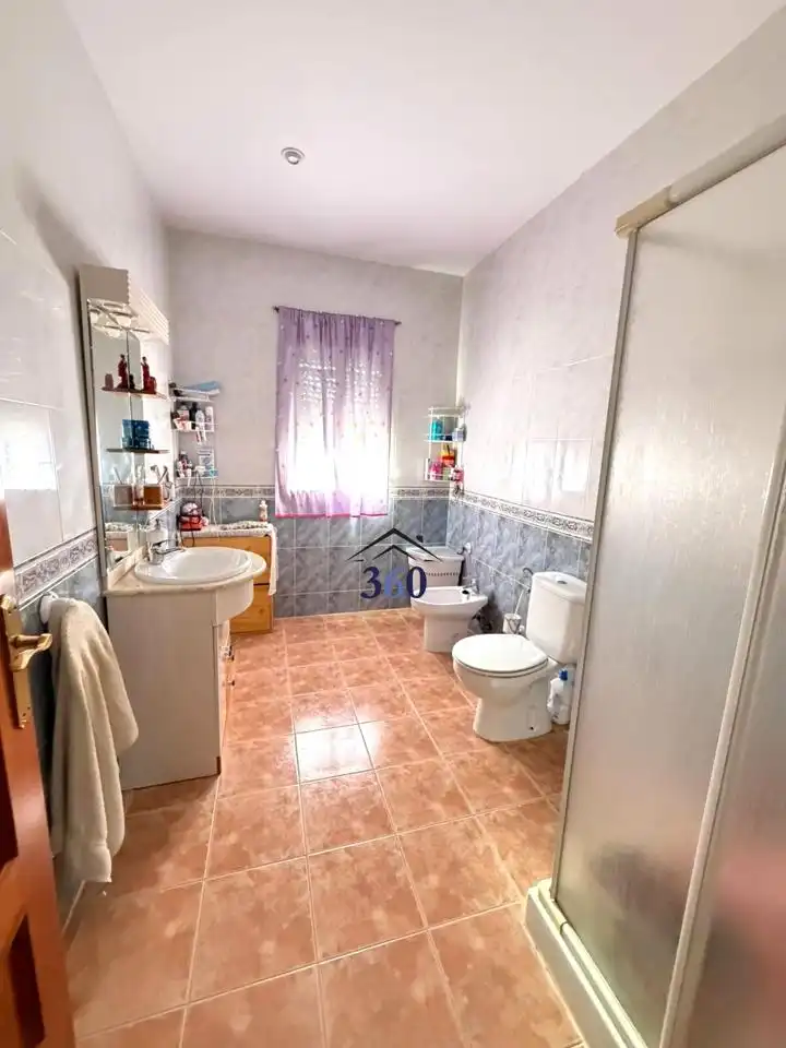 Badezimmer von Country house zum Verkauf in Cáceres mit Privatgarten, Terrasse und Schwimmbad