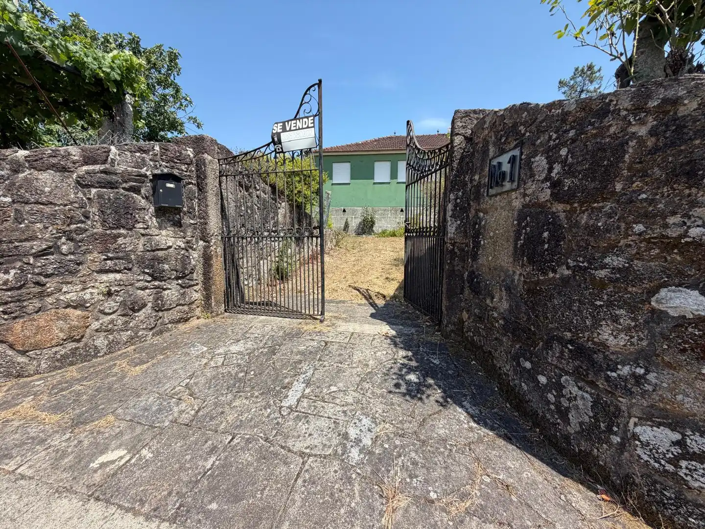 Vista exterior de Casa o xalet en venda en Salvaterra de Miño amb Jardí privat i Parquet