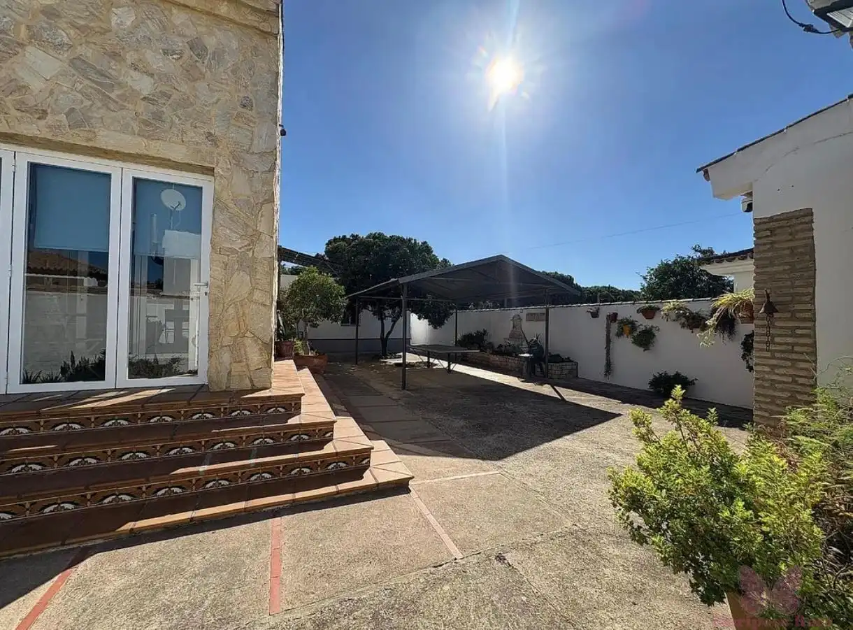 Vista exterior de Casa o xalet en venda en Chiclana de la Frontera amb Aire condicionat, Calefacció i Traster