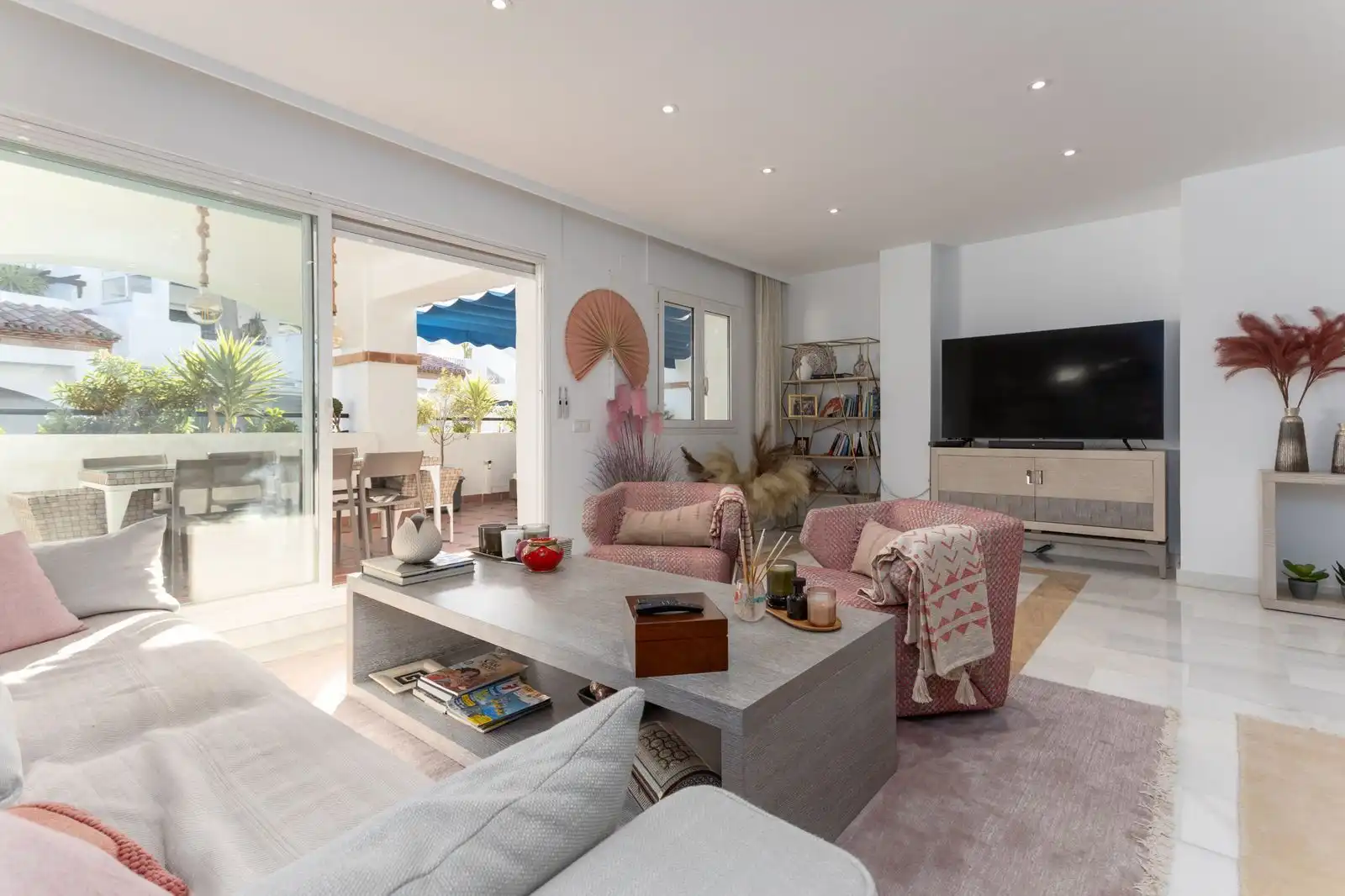 Wohnzimmer von Wohnung zum Verkauf in Marbella mit Klimaanlage, Privatgarten und Terrasse