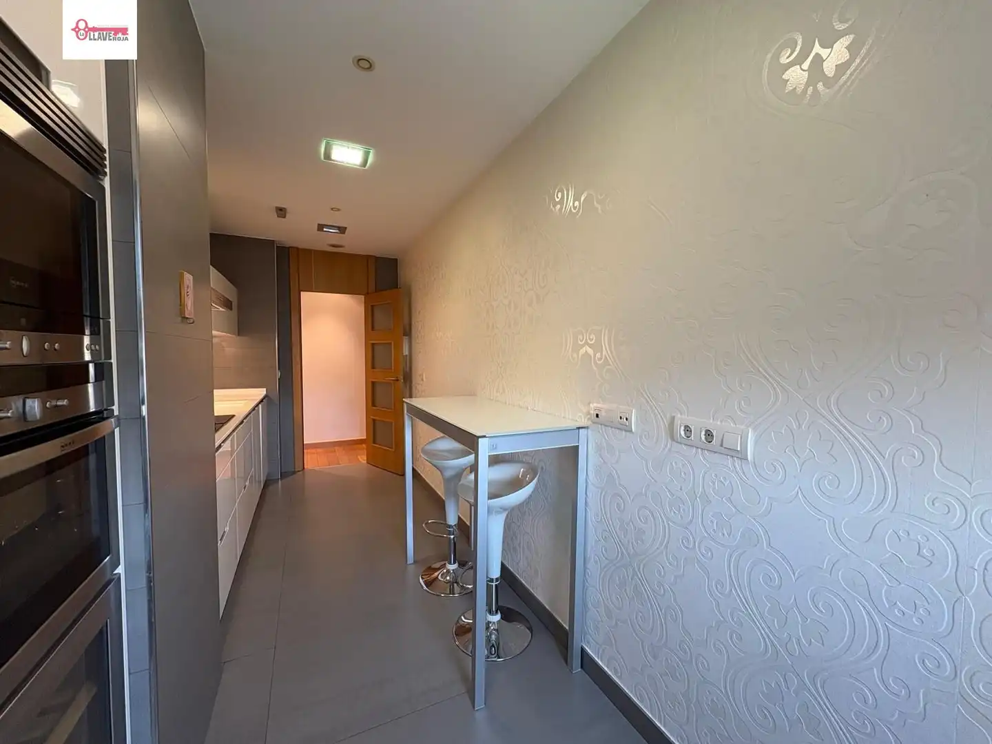 Cuina de Apartament en venda en Burgos amb Calefacció, Traster i Piscina comunitària