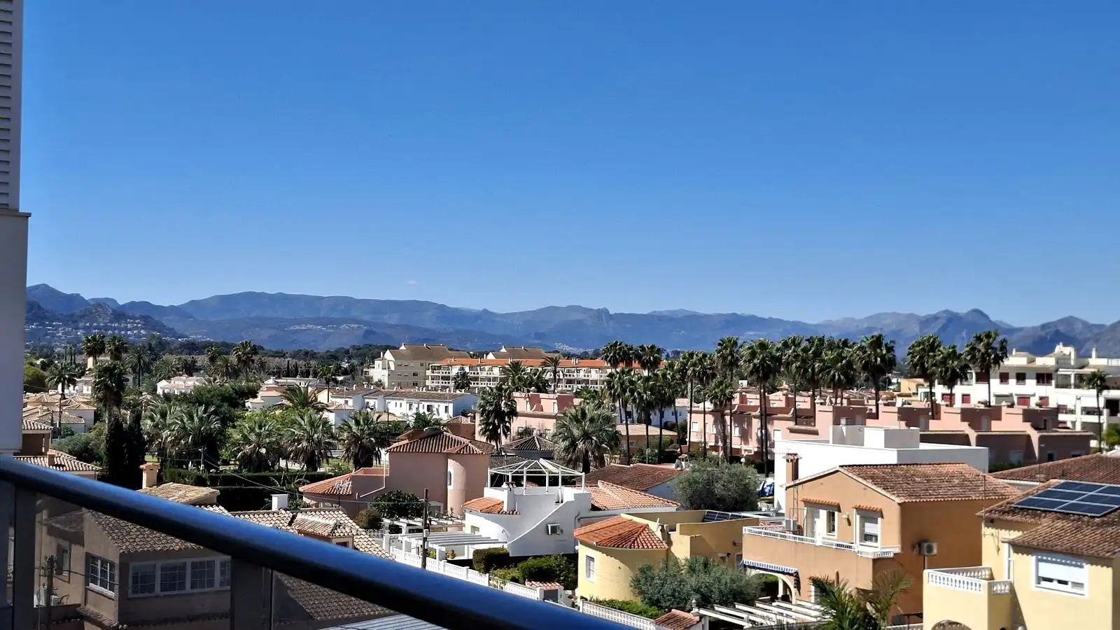 Vista exterior de Àtic en venda en Dénia amb Aire condicionat, Calefacció i Jardí privat