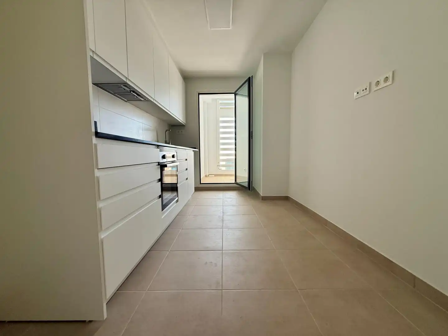 Küche von Wohnung zur Miete in Sevilla mit Klimaanlage, Heizung und Privatgarten