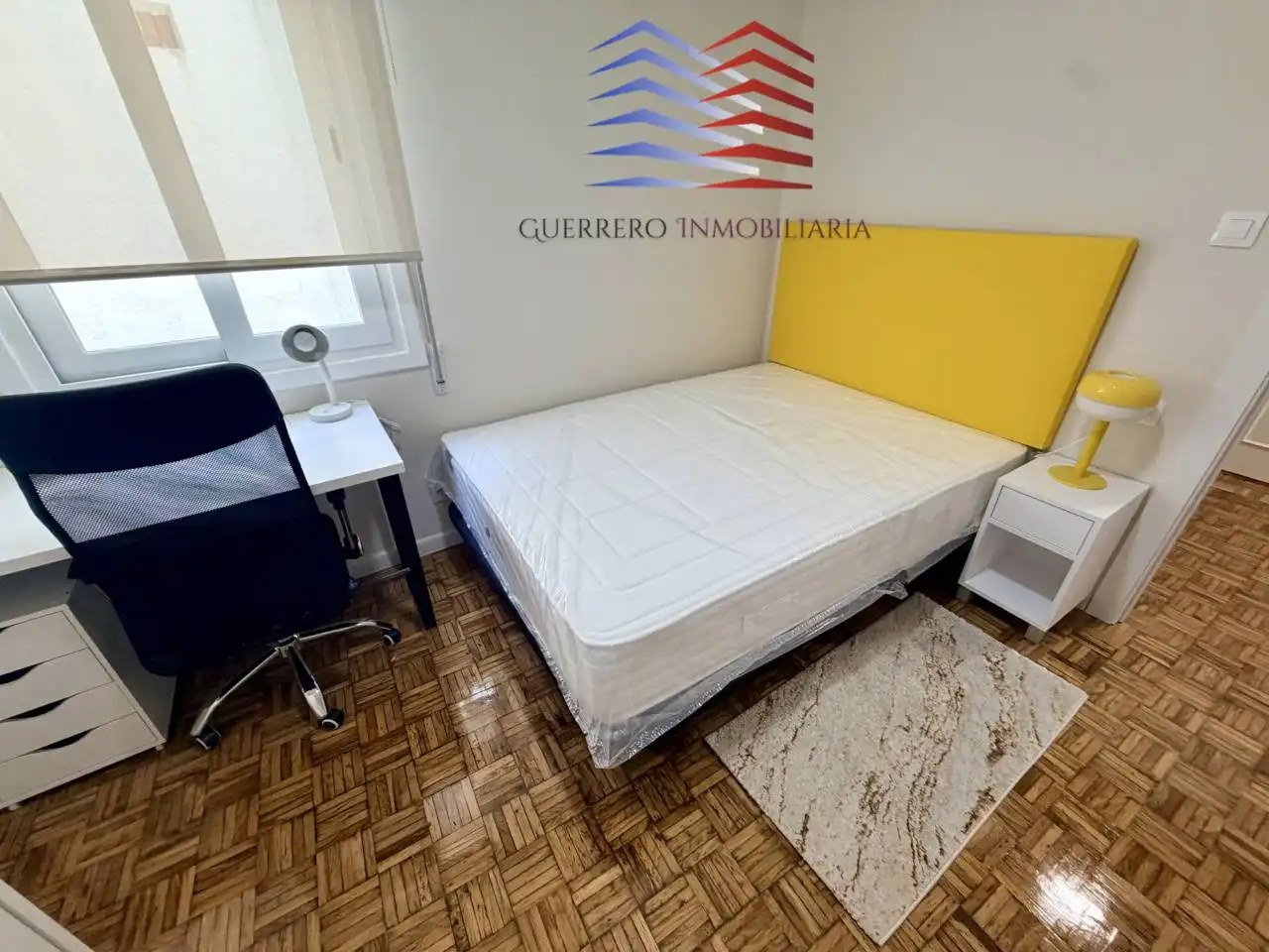 Schlafzimmer von Wohnung zur Miete in Ourense Capital  mit Heizung, Parkett und Möbliert