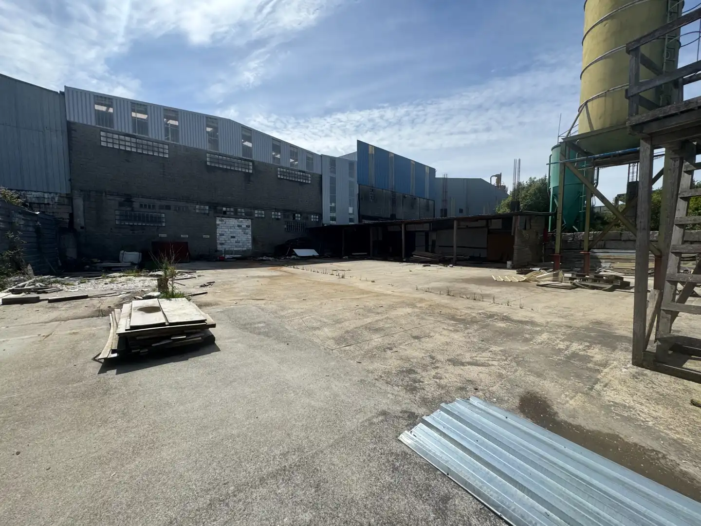 Parkplatz von Fabrikhallen zur Miete in Ribadumia
