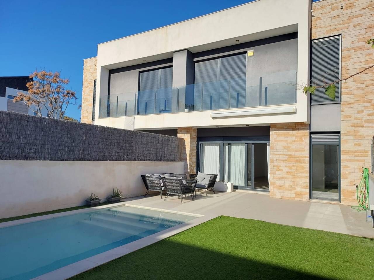 Vista exterior de Casa adosada de lloguer en Bétera amb Aire condicionat, Jardí privat i Parquet