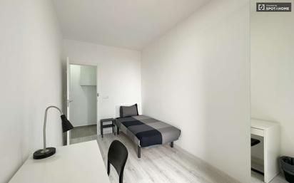 Bedroom of Flat to share in  Barcelona Capital  with Air Conditioner, Heating and Terrace